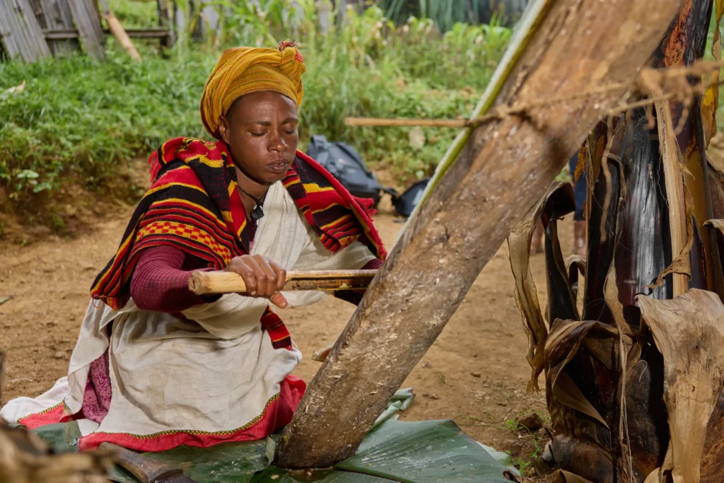 Dorze woman slicing enset (false banana plant) in traditional Ethiopian food preparation | Michaela Pupíková Photography